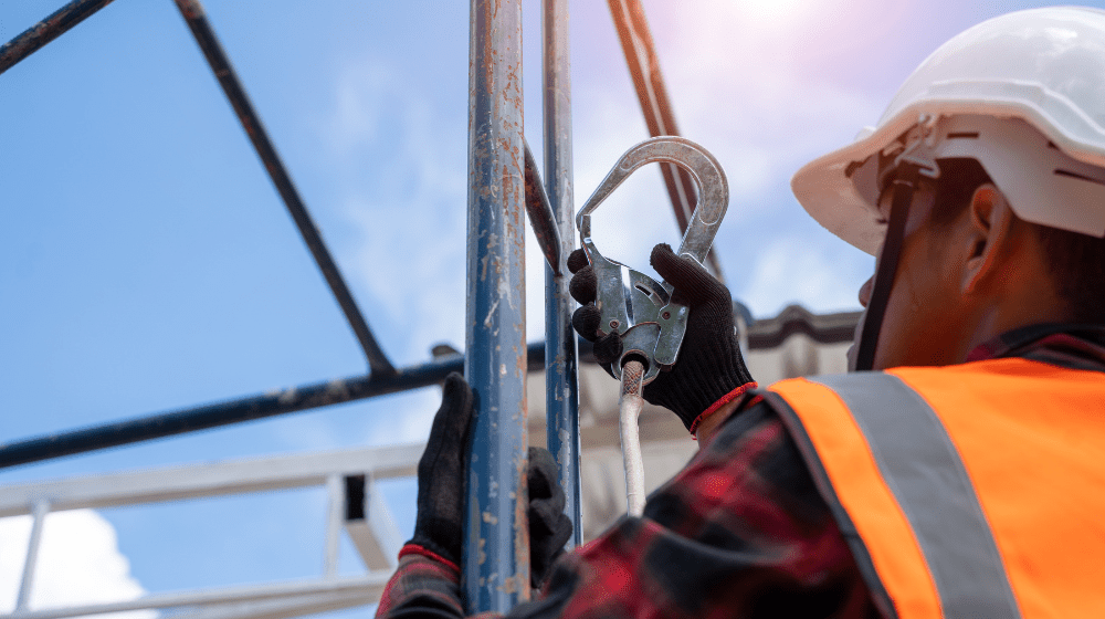 Pourquoi les systèmes de protection antichute sont cruciaux pour les chantiers ? 5 erreurs courantes dans l utilisation des systemes de protectionantichute